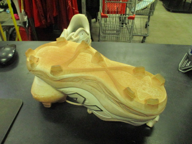 Load image into Gallery viewer, Used New Balance Velo V4 Softball Cleats Size 9

