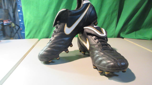 Load image into Gallery viewer, Used Nike Tiempo Mystic III AG - Size Youth 4.5
