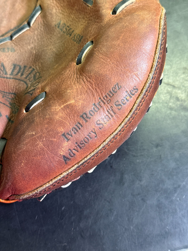 Load image into Gallery viewer, Used Wilson A2564 Staff Series Ivan R. Pro-Toe Catchers Mitt RHT
