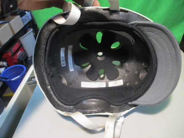 Load image into Gallery viewer, Used Bell Youth Medium Bicycle Helmet
