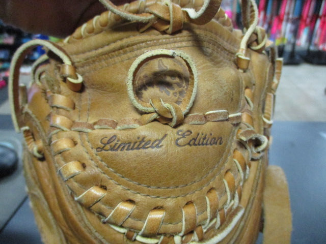 Load image into Gallery viewer, Used Nokona Limited Edition CM225BF Genuine Range Buffalo Catchers Glove
