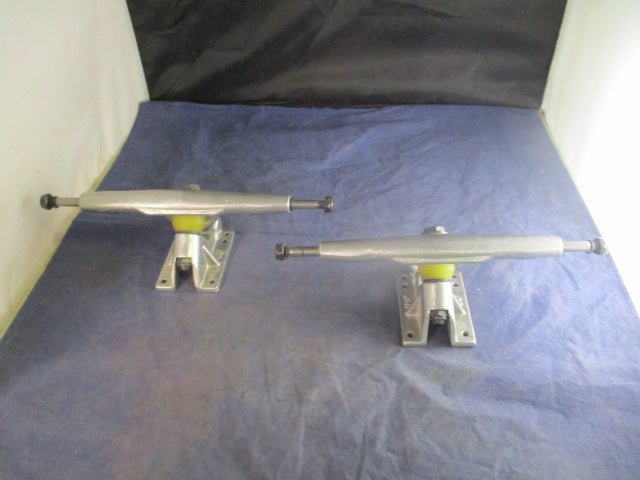 Load image into Gallery viewer, Used Randall R-11 180mm 50 Deg Longboard Trucks
