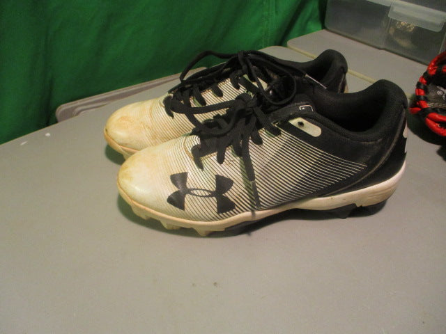 Load image into Gallery viewer, Used Under Armour Size 2y Cleats
