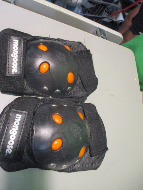 Used Mongoose Adult Skating knee Pads