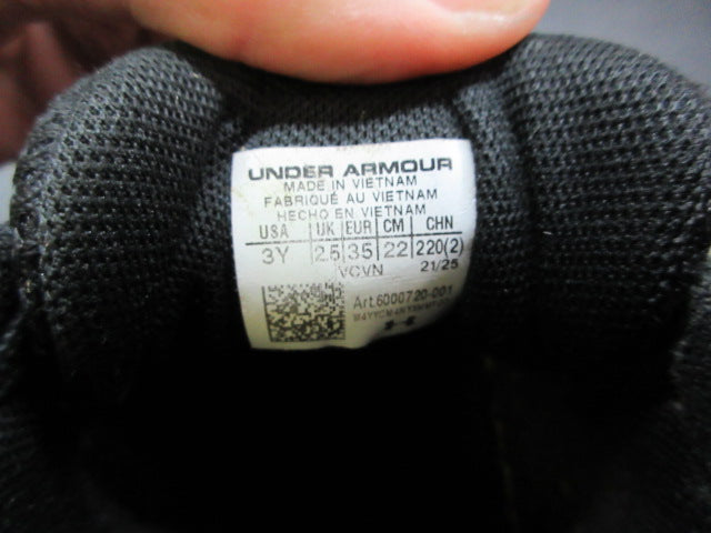 Load image into Gallery viewer, Used Under Armour Glyde Sola RM Softball Cleats - Size Youth 3
