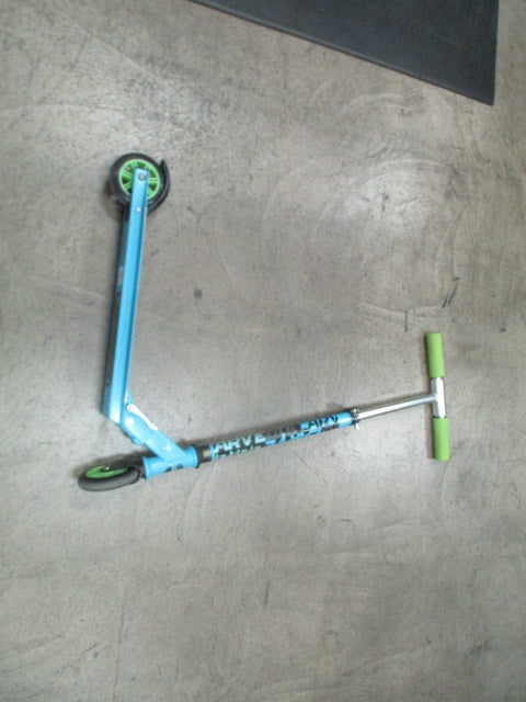 Load image into Gallery viewer, Used Madd Gear Folding Kids Scooter
