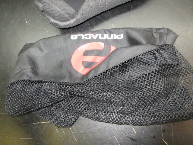 Load image into Gallery viewer, Used Pinnacle Size 6  DIVE BOOTS W/ Carry Bag
