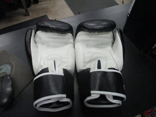 Used Sandee Thailand Esentials 16oz Gloves