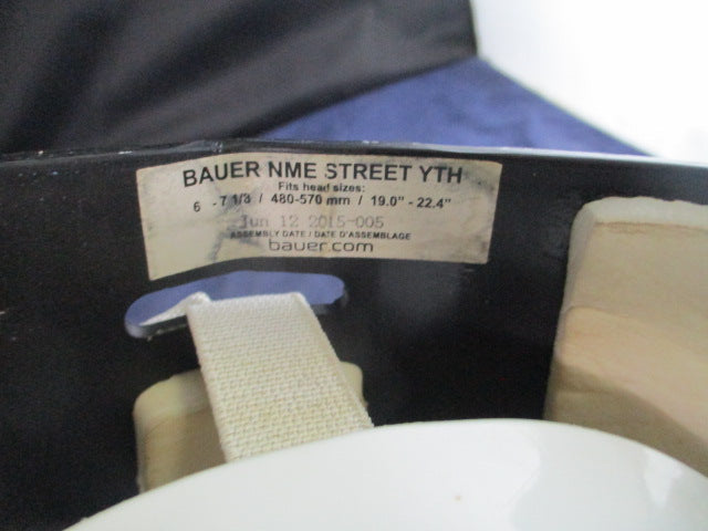 Load image into Gallery viewer, Used Bauer NME Street Hockey Helmet Size Youth Size 6 - 7 1/3
