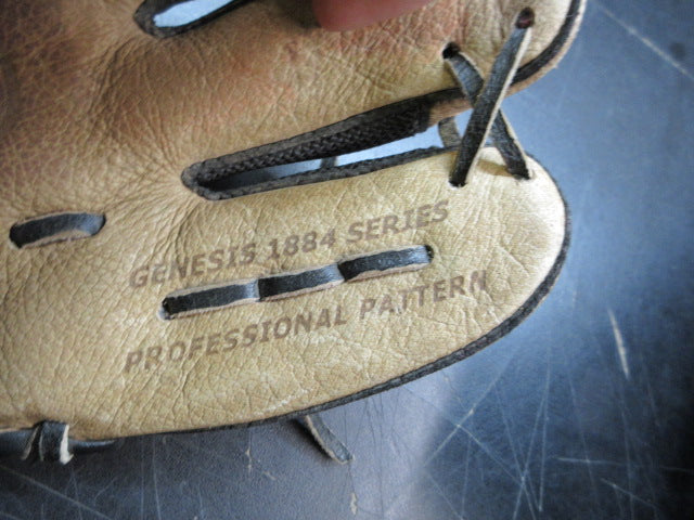 Load image into Gallery viewer, Used Louisville Slugger Genesis 1884 Series 9.5" Glove - RHT
