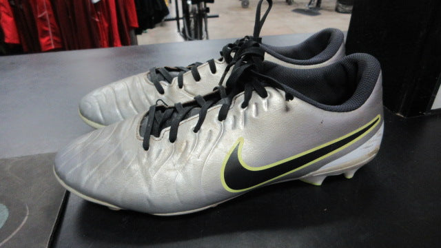 Load image into Gallery viewer, Used Nike Tiempo Legend 10 Size 9.5 Soccer Cleats
