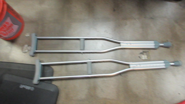 Load image into Gallery viewer, Used Aluminum 5&#39; 2&quot; - 5&#39; 10&quot; Crutches

