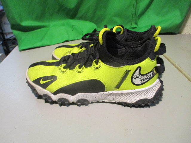 Load image into Gallery viewer, Used Nike Future Field Size Youth 5.5 Turf Shoes
