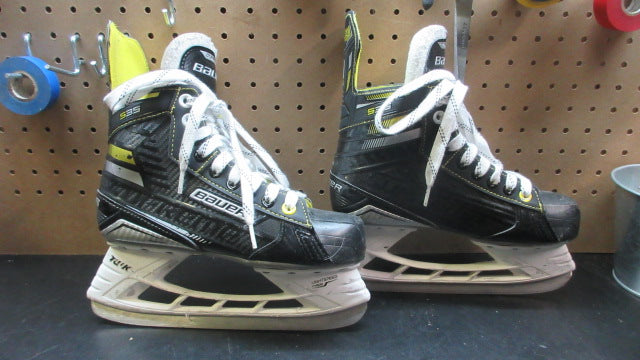 Load image into Gallery viewer, Used Bauer Supreme S35 Hockey Skates - Size 4
