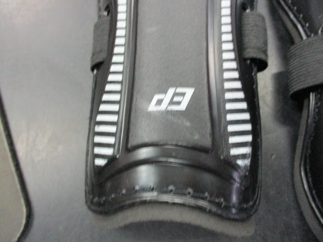 Load image into Gallery viewer, Used Champro D3 Soccer Shin Guards Size Small
