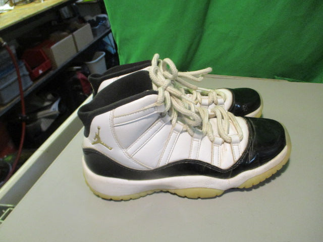Load image into Gallery viewer, Used Jordan 11 Retro Concord Size Youth 6.5 Basketball Shoes
