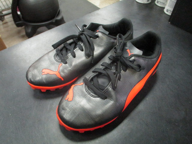 Load image into Gallery viewer, Used Puma Turf / Indoor Soccer Shoes Size 3C
