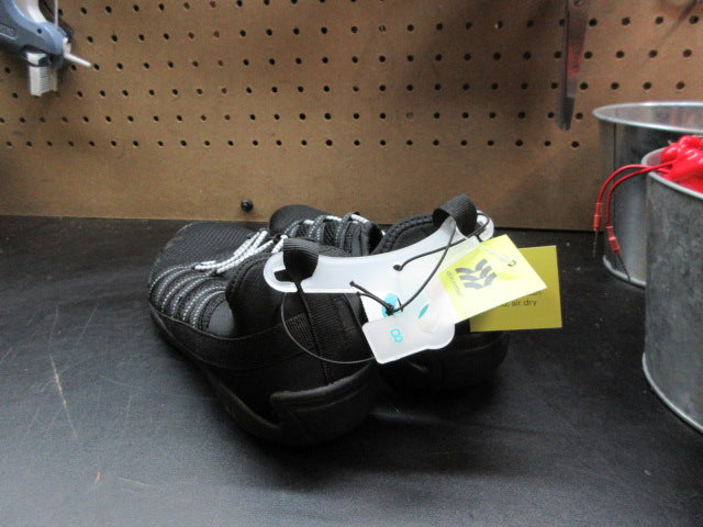 Load image into Gallery viewer, All In Motion Aurora Shoes Beach Shoes - Size 8
