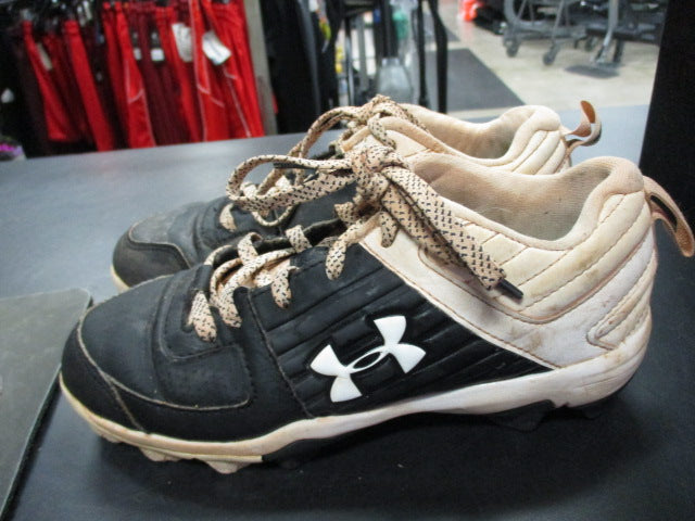 Load image into Gallery viewer, Used Under Armour Size Youth 2 Cleats
