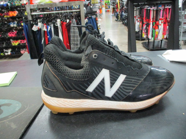Load image into Gallery viewer, Used New Balance Comp V2 Size 4.5 Missing Shoe Lace
