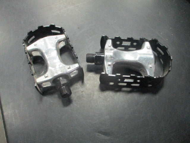 Load image into Gallery viewer, Used metal Bike Pedals
