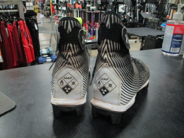 Load image into Gallery viewer, Used Under Armour Highlight Franchise Football Cleats Size 5Y
