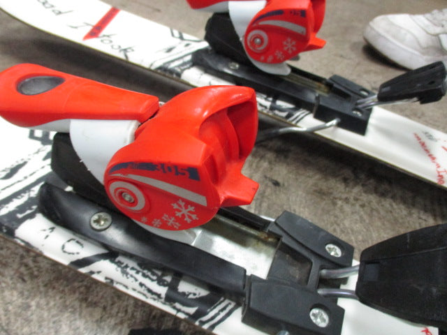 Load image into Gallery viewer, Used Salomon Youth 111cm Downhill Skis
