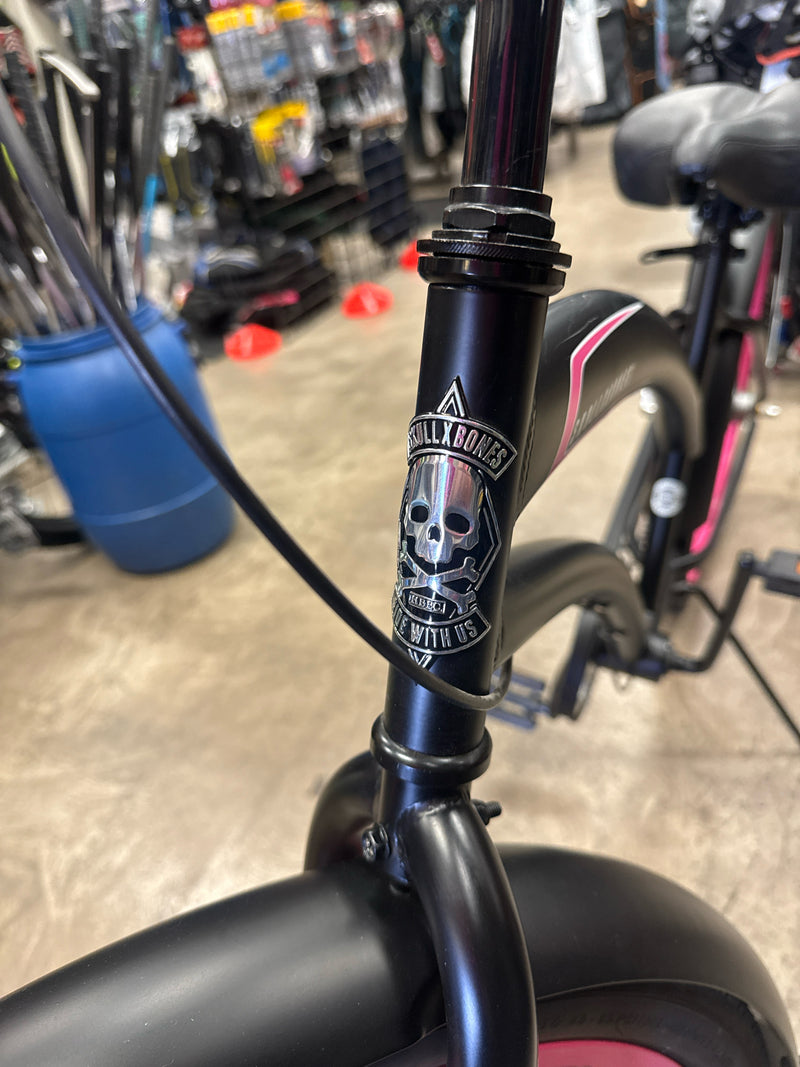 Load image into Gallery viewer, Used HBBC Skull and Bones Ladies Beach Cruiser 26"
