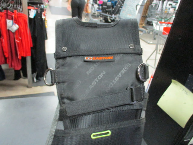 Load image into Gallery viewer, Used Easton Deluxe Field Quiver Green -  RH
