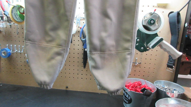 Load image into Gallery viewer, Used Mizuno Softball Pants - Size Small
