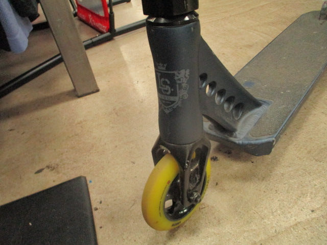 Load image into Gallery viewer, Used Lucky LS EVO Scooter
