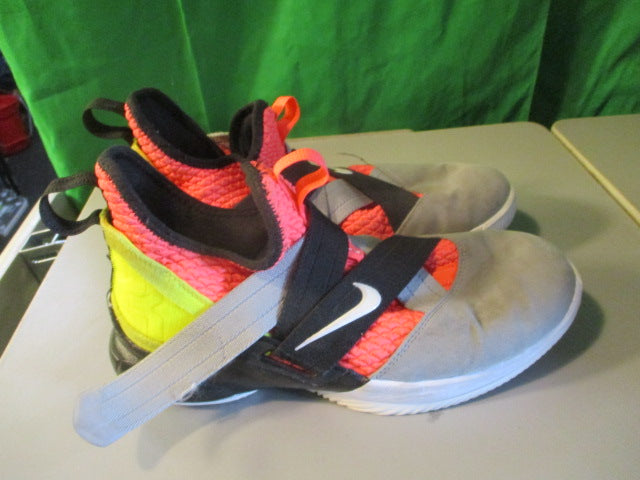 Load image into Gallery viewer, Used Nike Lebron Basketball Shoes Size 7Y
