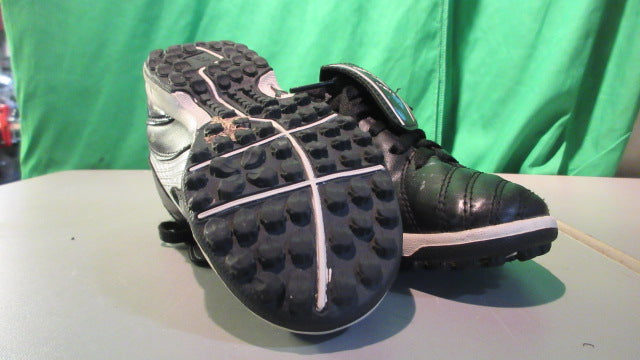 Load image into Gallery viewer, Used Diadora Forza Youth 2Y Turf Soccer Shoes
