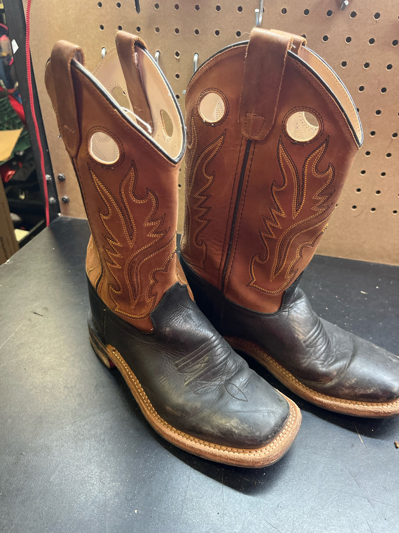 Load image into Gallery viewer, Used Cowboy Boots Size 4 Black and brown
