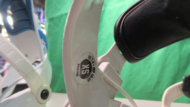 Load image into Gallery viewer, Used GNU Junior Snowboard Bindings w/ Hardware
