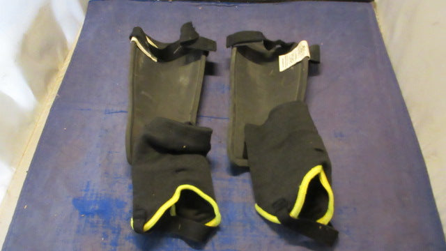 Load image into Gallery viewer, Used Champro D1 Shin Guards Size Large
