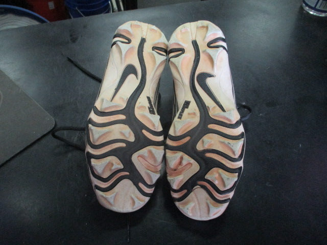 Load image into Gallery viewer, Used Nike Softball Cleats Low High Use Relace on RF Size 3.5Y
