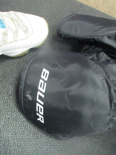 Load image into Gallery viewer, Used Bauer Youth Medium Hockey Brezzers
