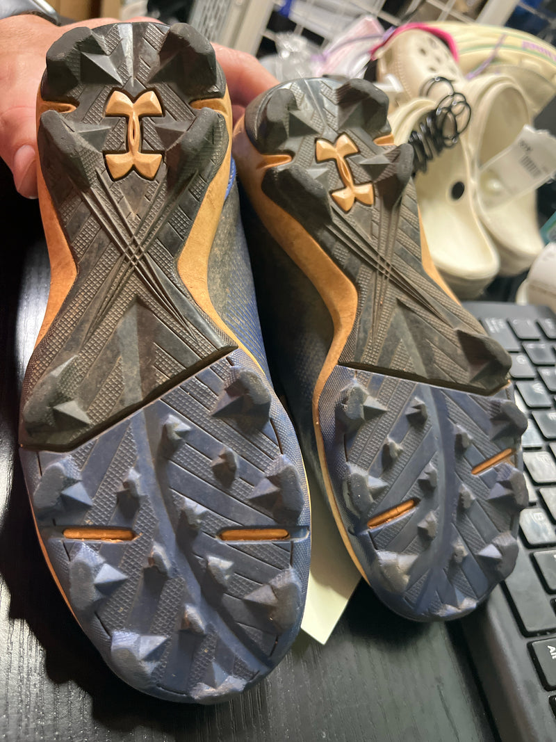 Load image into Gallery viewer, used Under Armour Cleats Size 1Y
