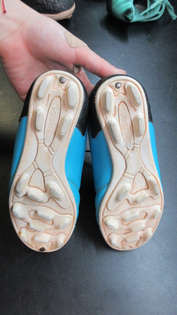 Load image into Gallery viewer, Used Victor Sierra Soccer Cleats - Size 13T
