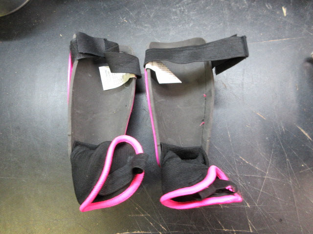 Load image into Gallery viewer, Used Champro D2 Soccer Shin Guards - Size XS
