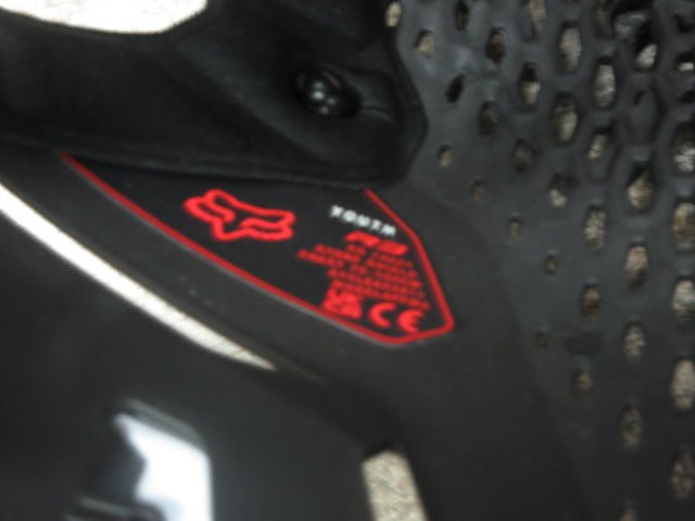 Load image into Gallery viewer, Used Fox Racing R3 Youth Ventilated Chest Protector
