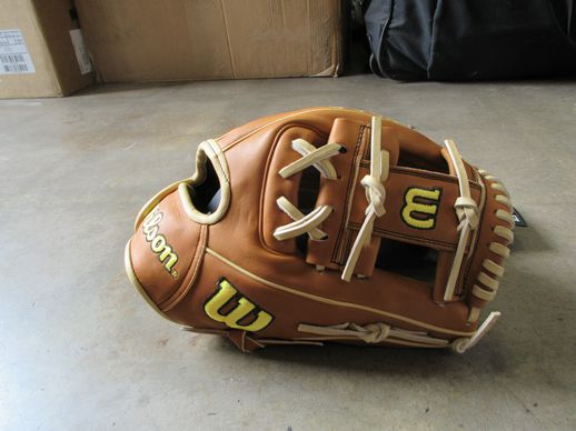 New Wilson A2000 Classic DP15 11.5" Leather Infield Glove - RHT