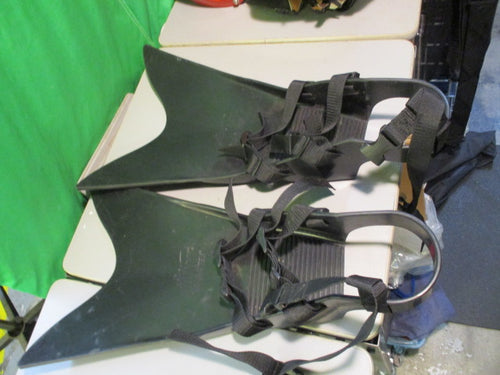 Used OutCast Sporting Gear Fishing Fins