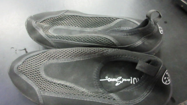 Load image into Gallery viewer, Used Maui &amp; Sons Size 5 Water Shoes
