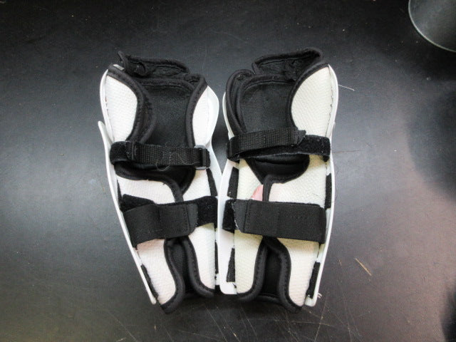 Load image into Gallery viewer, Used CCM Hockey Shin Guards - Size Youth 8"
