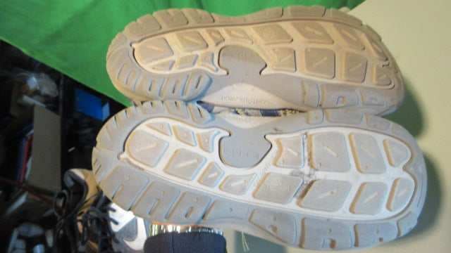 Load image into Gallery viewer, Used Keen Size 5 Hiking Sandals
