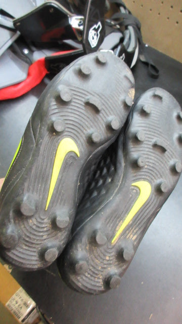Load image into Gallery viewer, Used Nike Tiempo Size 3.5 Soccer Shoes
