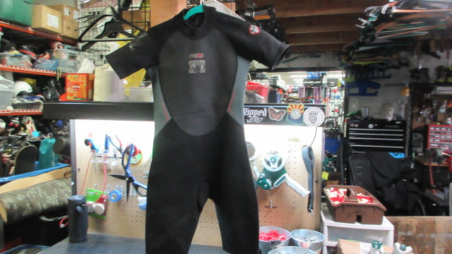 Load image into Gallery viewer, Used Body Glove Pro 3 Shorty Wetsuit - Size Junior 16
