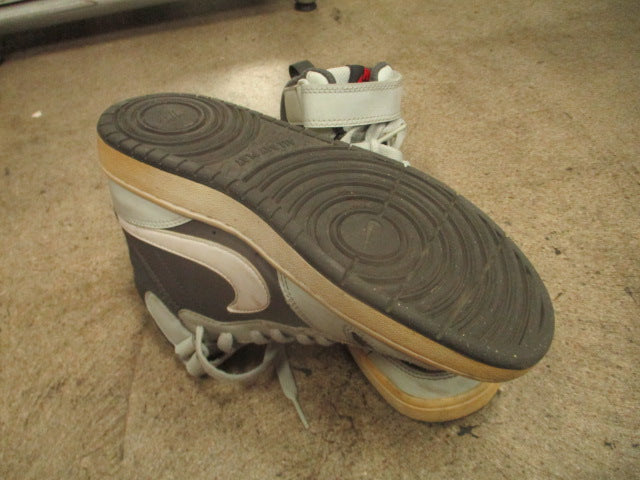 Load image into Gallery viewer, Used Nike Gray Basketball Shoes Size 5.5
